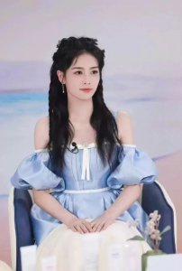 ​白鹿可爱编发搭配天蓝色公主裙，简直是童话里的公主
