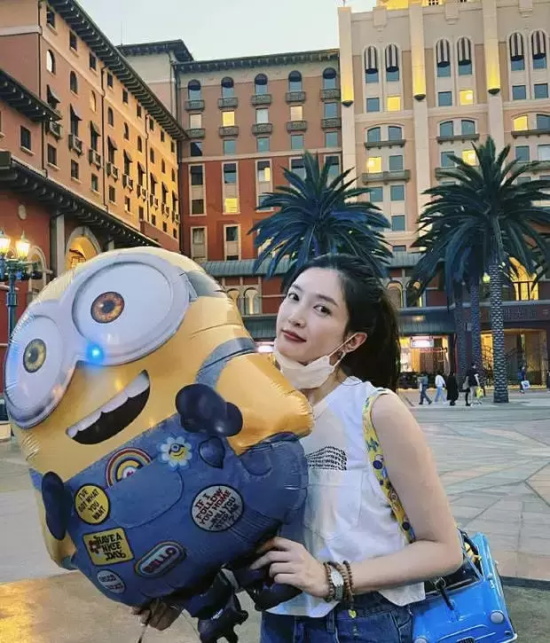 江疏影晒出环球影城游玩照，与小黄人合影超搞怪