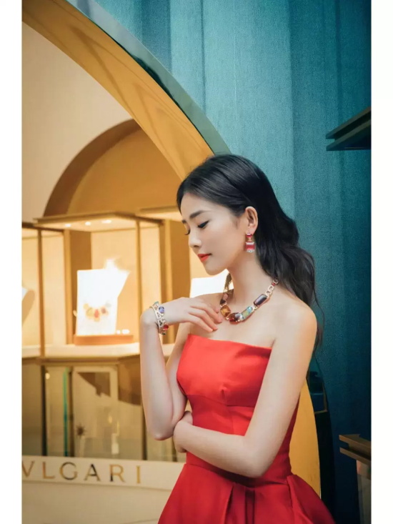 白鹿红色抹胸礼服写真，宝石点缀更显端庄大气