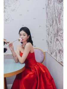 ​白鹿红色抹胸礼服写真，宝石点缀更显端庄大气