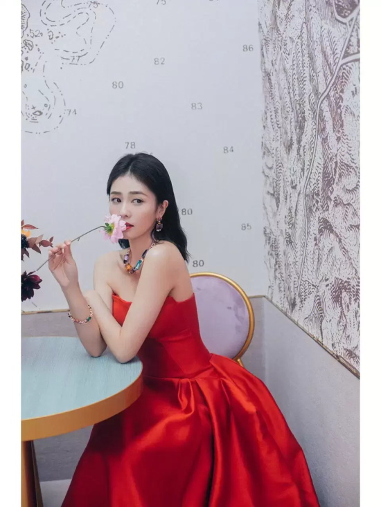 白鹿红色抹胸礼服写真，宝石点缀更显端庄大气