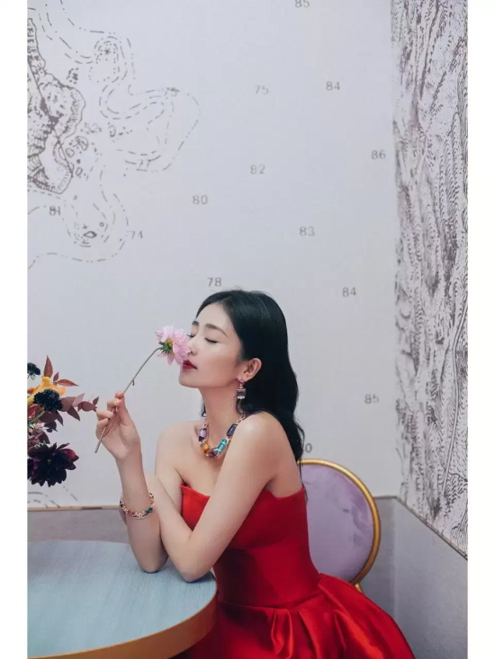 白鹿红色抹胸礼服写真，宝石点缀更显端庄大气