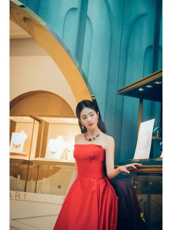 白鹿红色抹胸礼服写真，宝石点缀更显端庄大气
