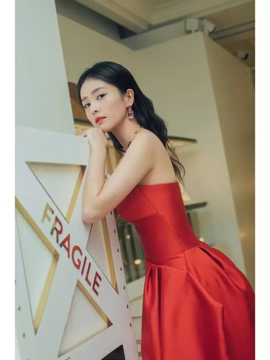 白鹿红色抹胸礼服写真，宝石点缀更显端庄大气