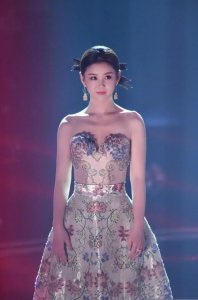 ​李小萌一袭华丽抹胸连衣裙高清写真惊艳全场