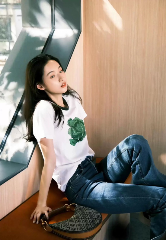 王玉雯《胆小鬼》热播又晒午后奶茶清纯写真