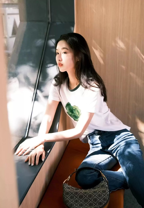王玉雯《胆小鬼》热播又晒午后奶茶清纯写真