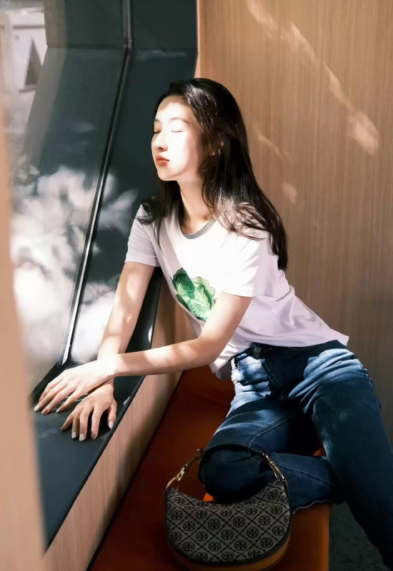 王玉雯《胆小鬼》热播又晒午后奶茶清纯写真