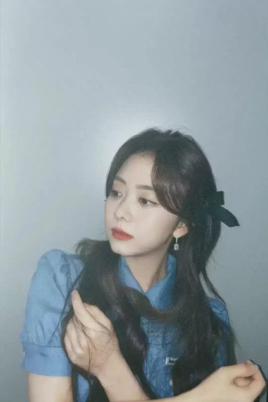 谭松韵可爱学院风制服写真，仿佛高中生