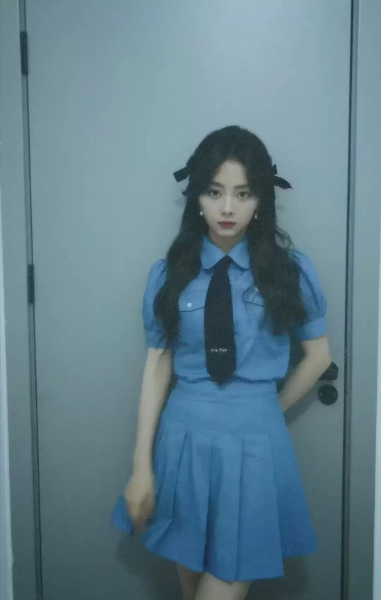 谭松韵可爱学院风制服写真，仿佛高中生