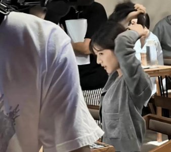 ​赵露思《偷偷藏不住》最新路透，盘发温婉侧脸很精致
