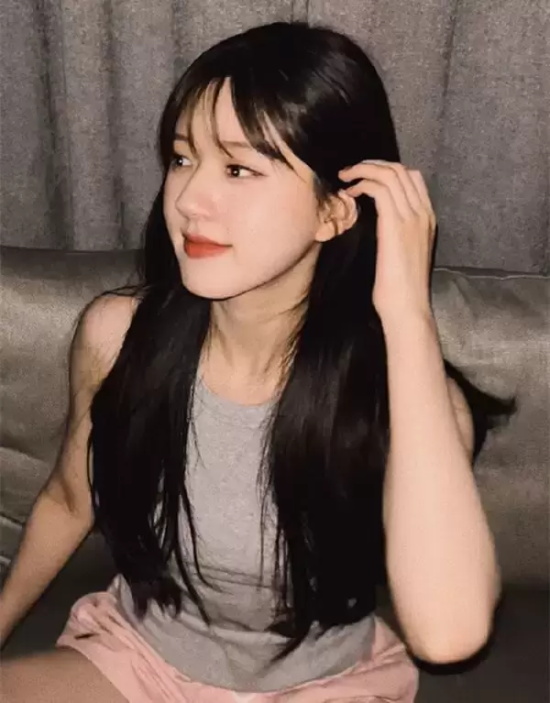 赵露思《偷偷藏不住》最新路透，盘发温婉侧脸很精致