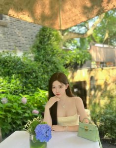 ​“世界小姐”孙心娅夏日甜美写真，吊带长裙显得人超清纯
