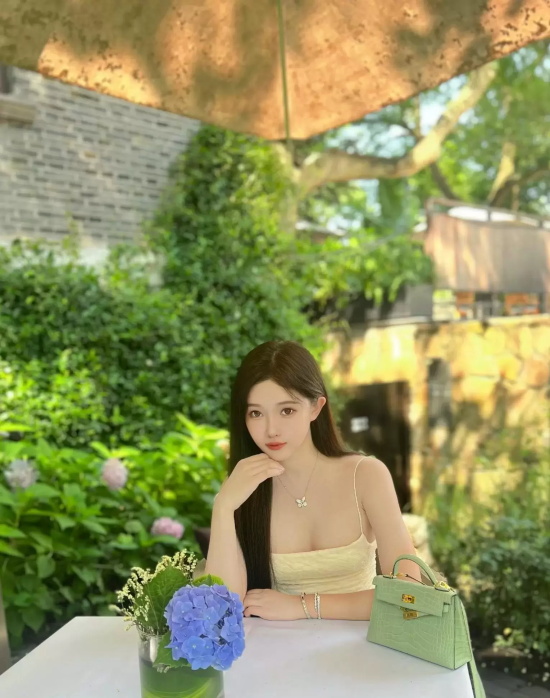 “世界小姐”孙心娅夏日甜美写真，吊带长裙显得人超清纯