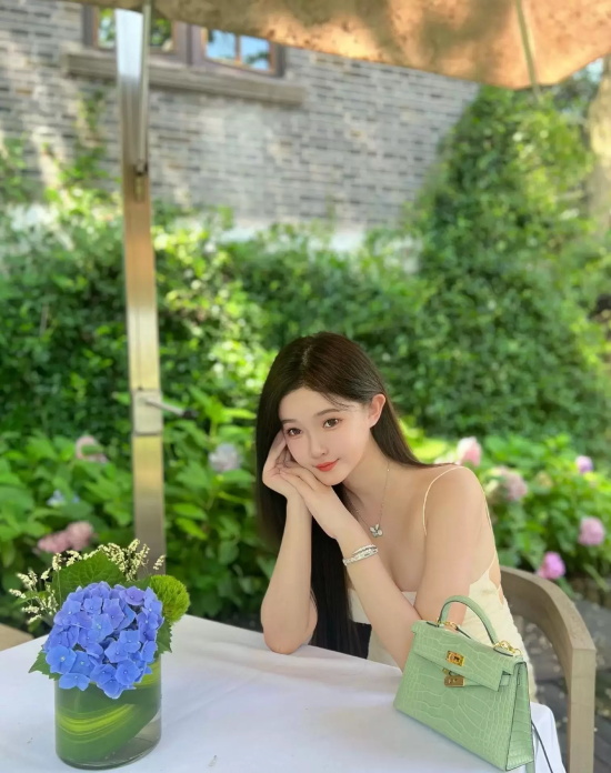 “世界小姐”孙心娅夏日甜美写真，吊带长裙显得人超清纯