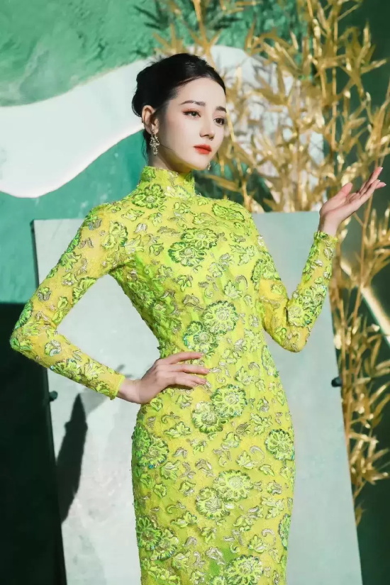 迪丽热巴青绿色露背绣花旗袍写真合集