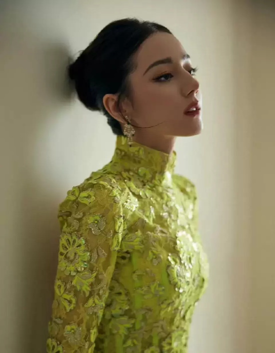 迪丽热巴青绿色露背绣花旗袍写真合集