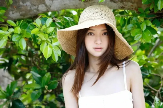 小苍井逢泽莉娜清纯可人，混血感气质温婉迷人