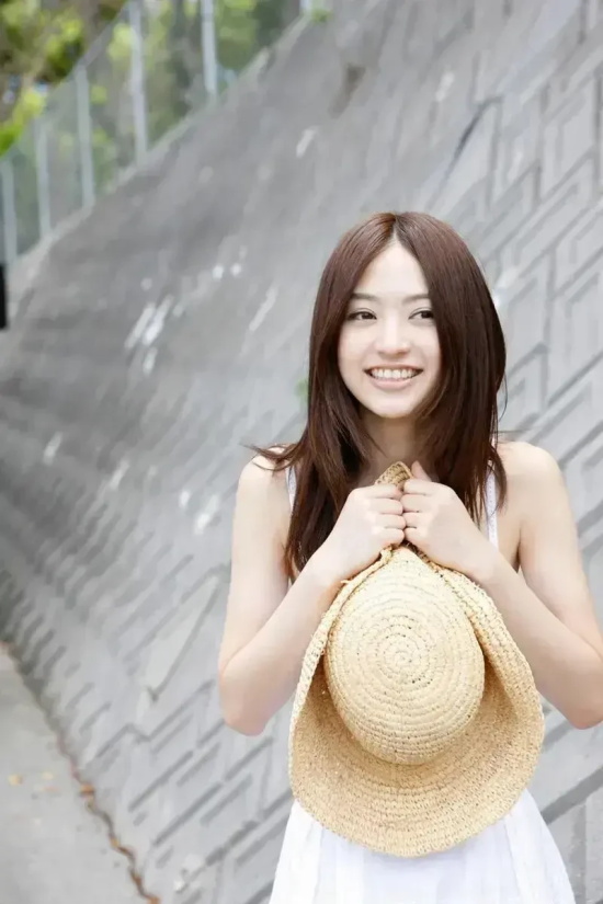 小苍井逢泽莉娜清纯可人，混血感气质温婉迷人