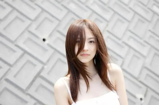小苍井逢泽莉娜清纯可人，混血感气质温婉迷人