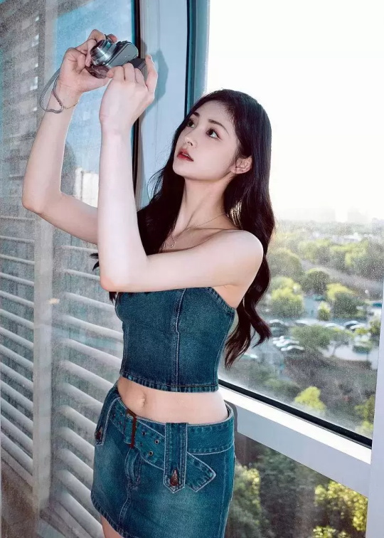 周洁琼牛仔抹胸短裙清凉夏日写真