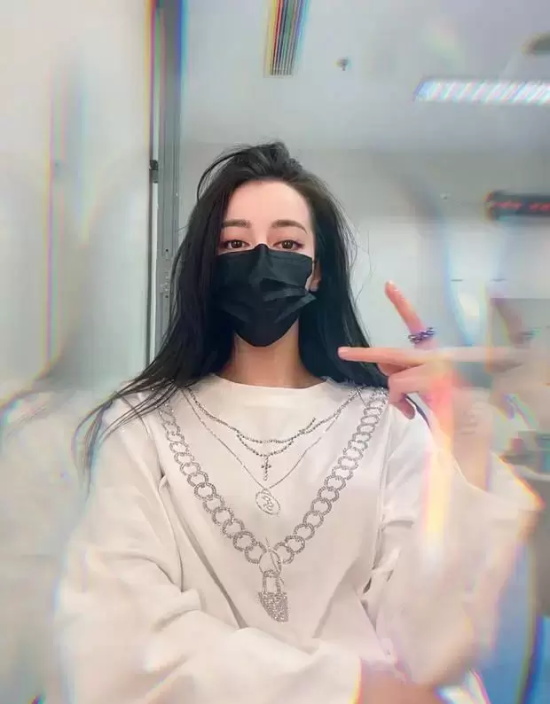 迪丽热巴四宫格日常自拍， 对镜俯拍逆天大长腿