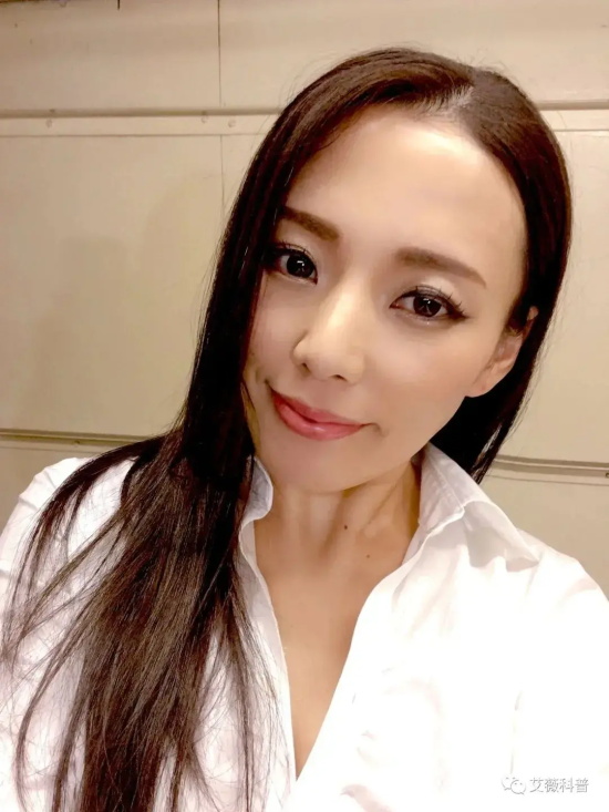 业界大丽花伊東沙蘭美图分享，制服诱惑拿捏了！