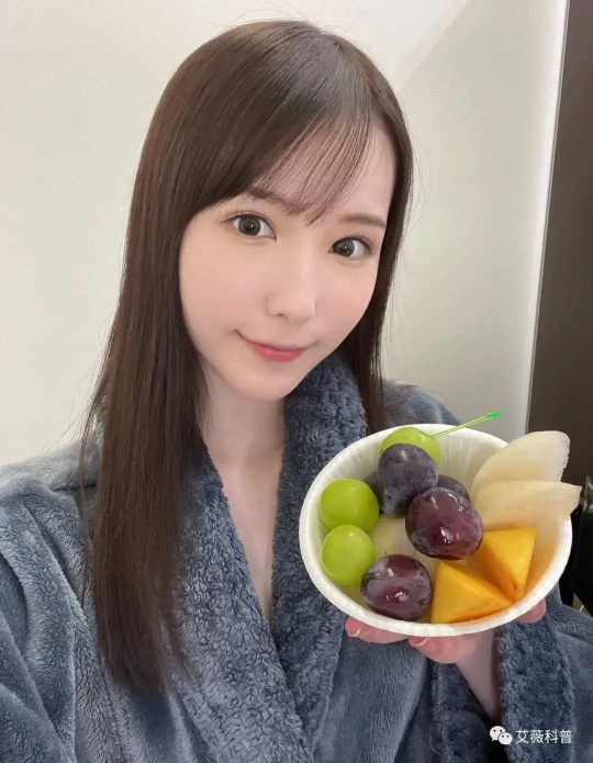 00后新人老师香水纯美图分享，粉嫩但不青涩！