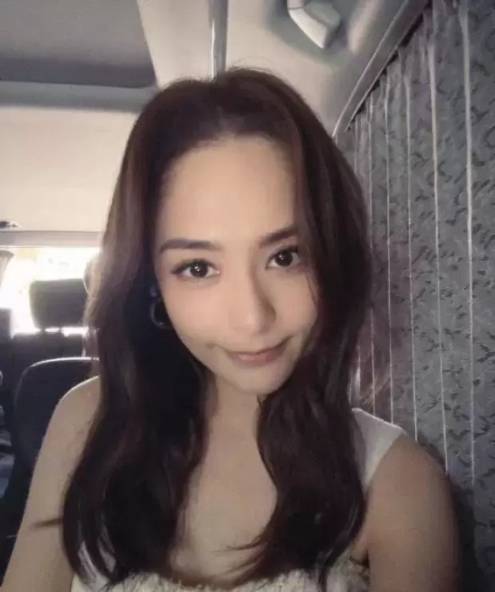 阿娇日常自拍照，吊带加长发温婉知性