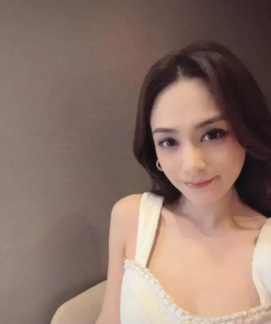 阿娇日常自拍照，吊带加长发温婉知性