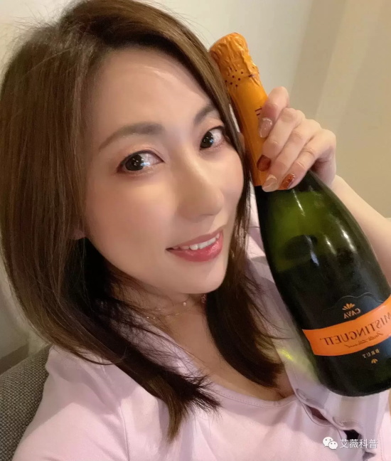 最懂你的横山 みれい美图分享，一颦一笑都是戏！