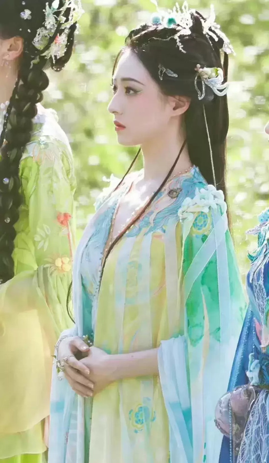 《狐妖小红娘》胡连馨涂山容容造型，小狐狸妆造特别好看