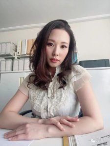 ​丰腴诱人的伊東沙蘭美图分享，无法与之对视的双眸！