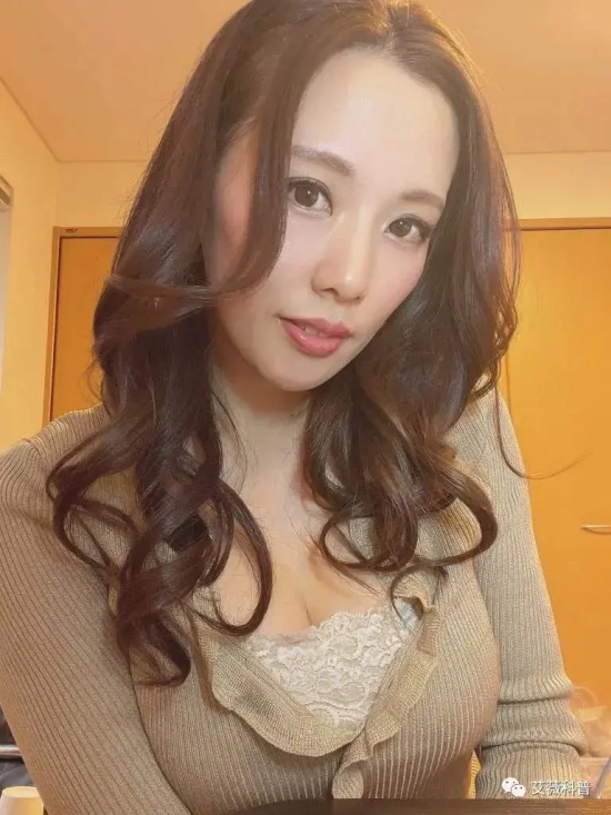 丰腴诱人的伊東沙蘭美图分享，无法与之对视的双眸！