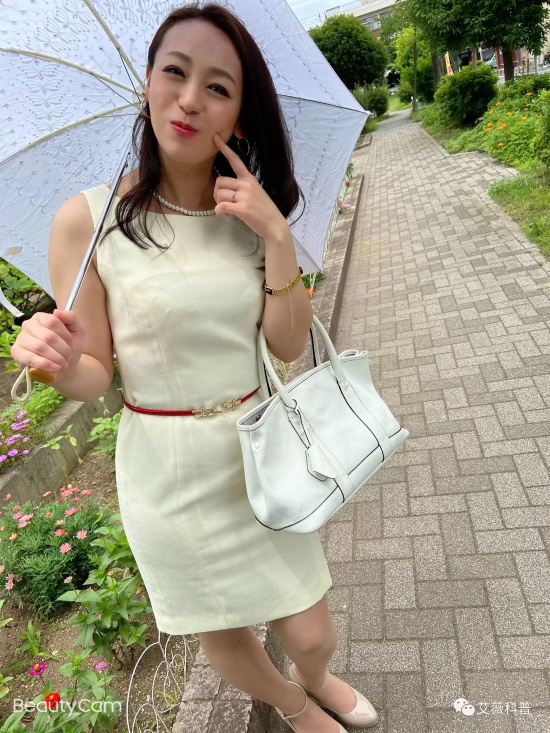 事业线很深的田所百合美图分享，不愧是风光无限！