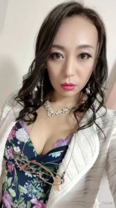 ​事业线很深的田所百合美图分享，不愧是风光无限！