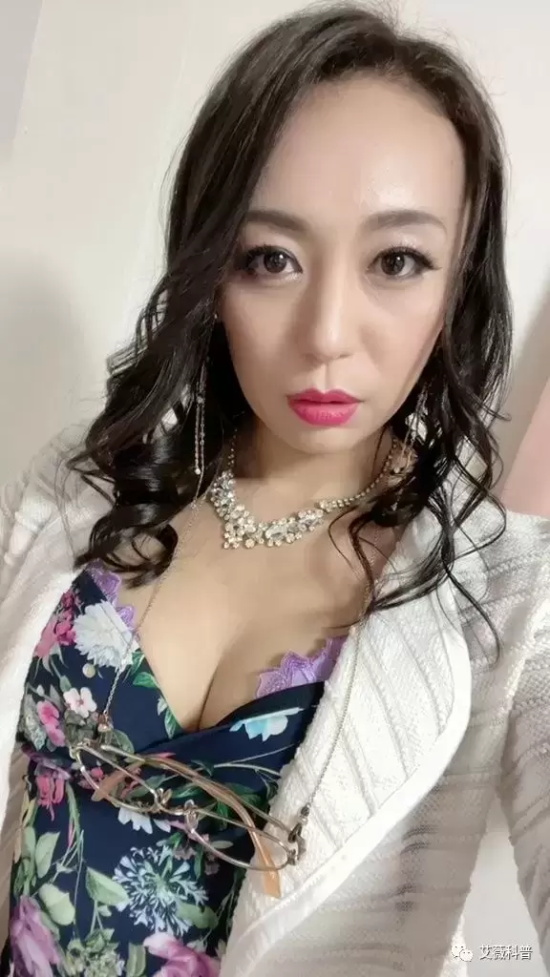 事业线很深的田所百合美图分享，不愧是风光无限！