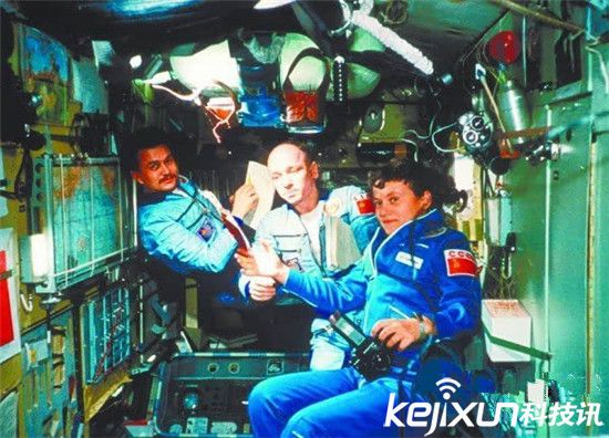 外星人一直在监视地球！月球竟是外星人太空船