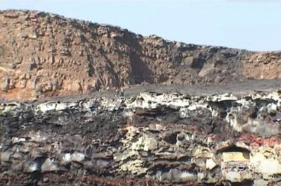​男子将可燃气体扔进火山 结果被吓坏了
