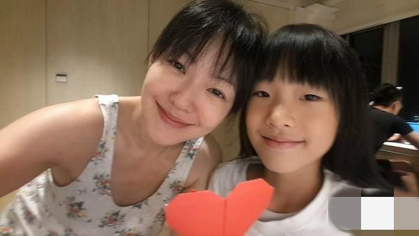 小s晒和女儿的合照 风头被大女儿许俏妞抢走
