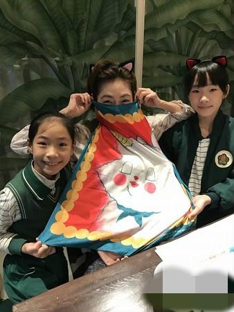 小s晒和女儿的合照 风头被大女儿许俏妞抢走
