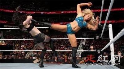 wwe女子撕衣走光事件 女人发起狠来血腥无规则