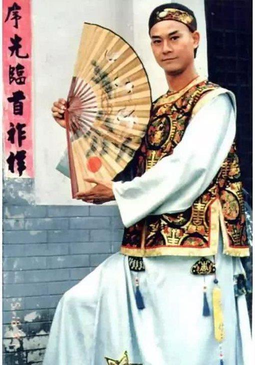 古代人的扇子除了扇风还有什么作用?