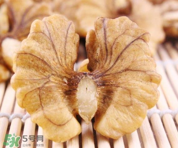 青皮核桃和干核桃哪个营养高？有什么区别？