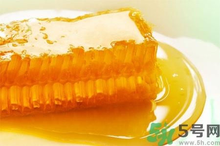蜂蜜不能和什么一起吃？哪些人不能吃蜂蜜？