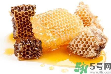 蜂蜜不能和什么一起吃？哪些人不能吃蜂蜜？