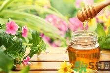 蜂蜜不能和什么一起吃？哪些人不能吃蜂蜜？