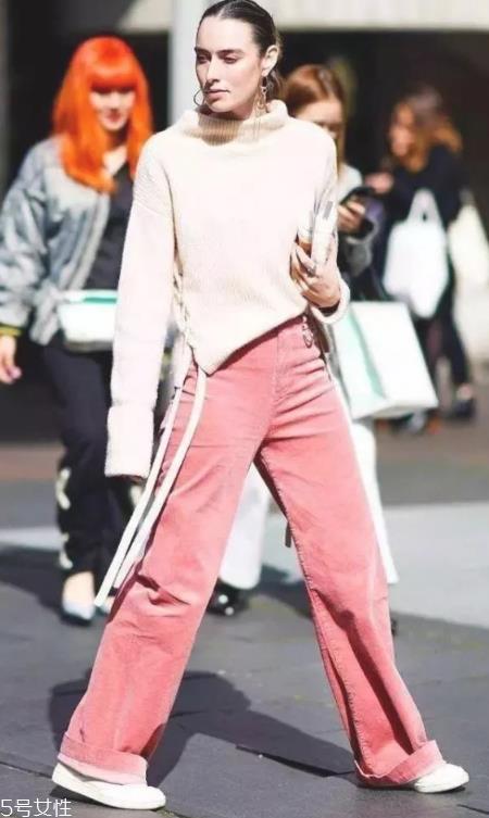 灯芯绒裤子配什么上衣女 灯芯绒裤子上衣搭配图片