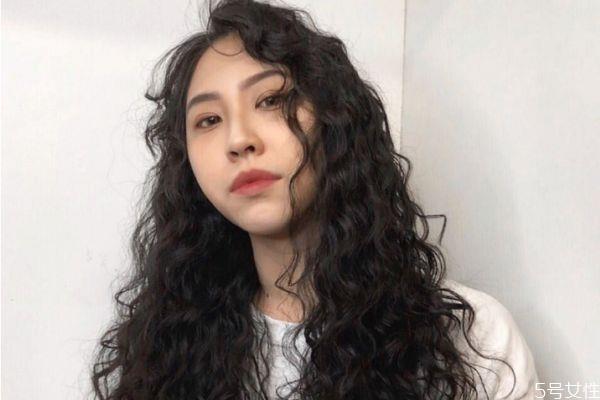 烫的羊毛卷怎么打理 烫了羊毛卷怎么打理