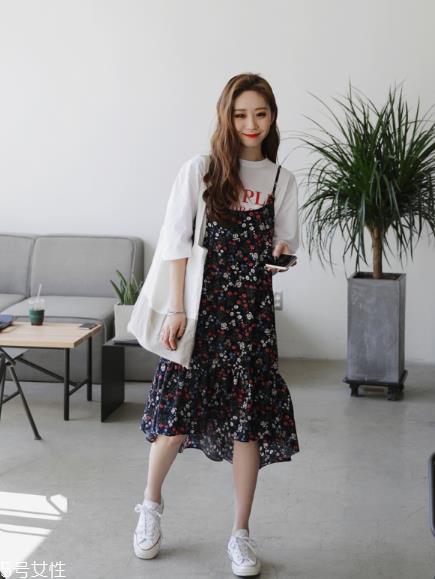 吊带碎花裙配什么上衣？打造乖乖女形象